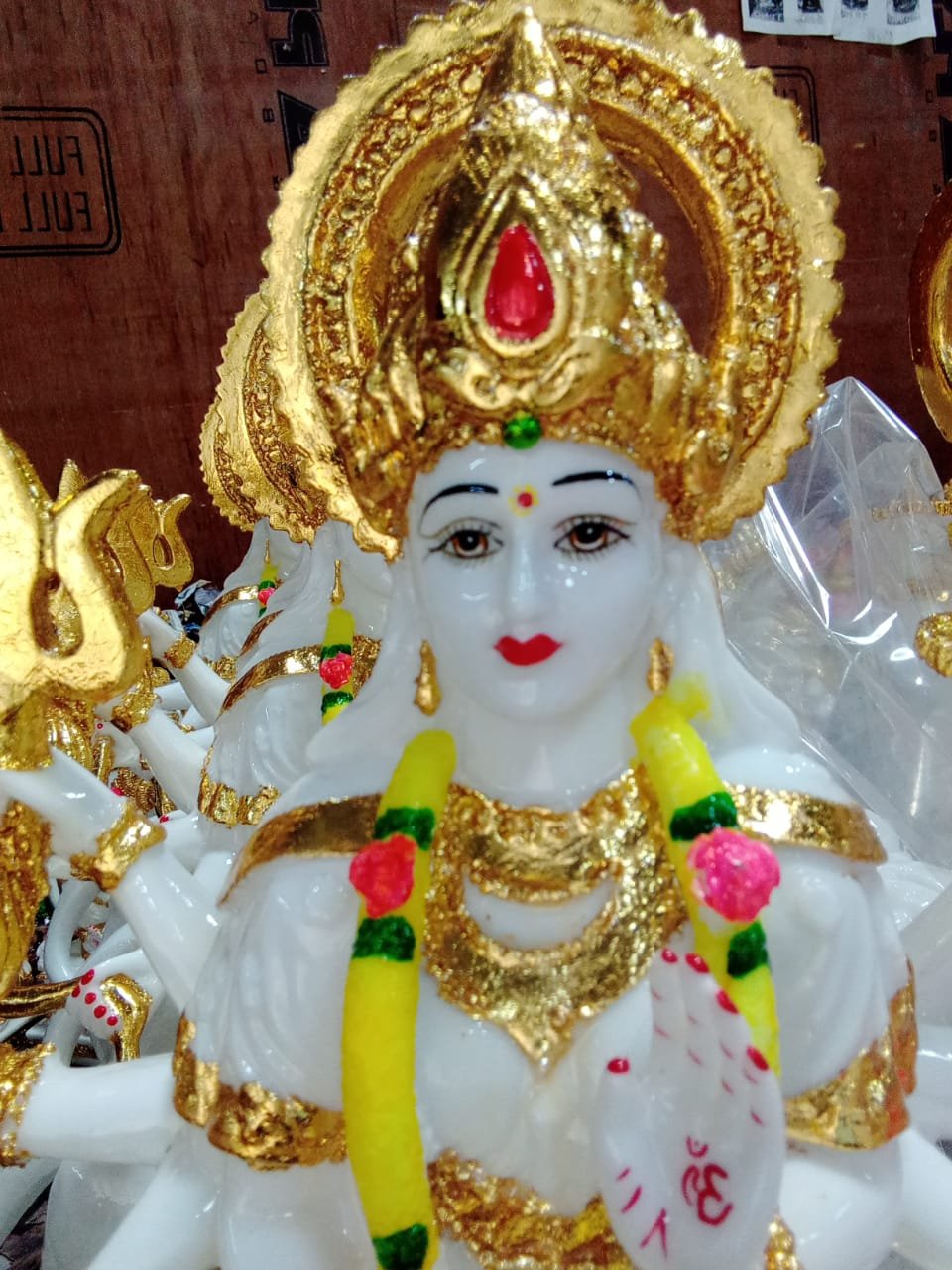 Marble murti par gold leaf work - mukut, prabhavali aur aabhushan par sona ka varq - Sumera Warq Jaipur
