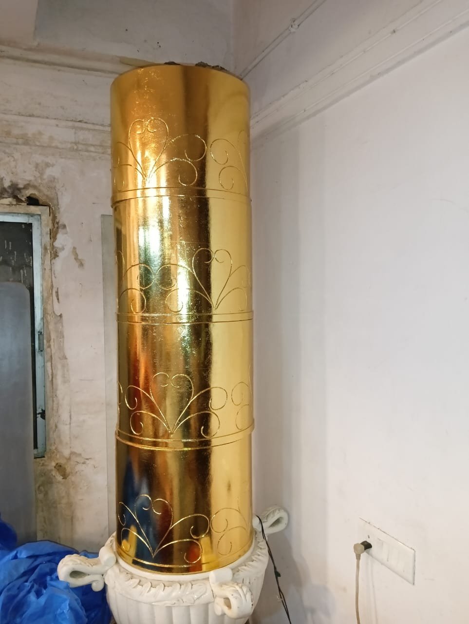 Interior pillar column covered with gold leaf and hand engraving