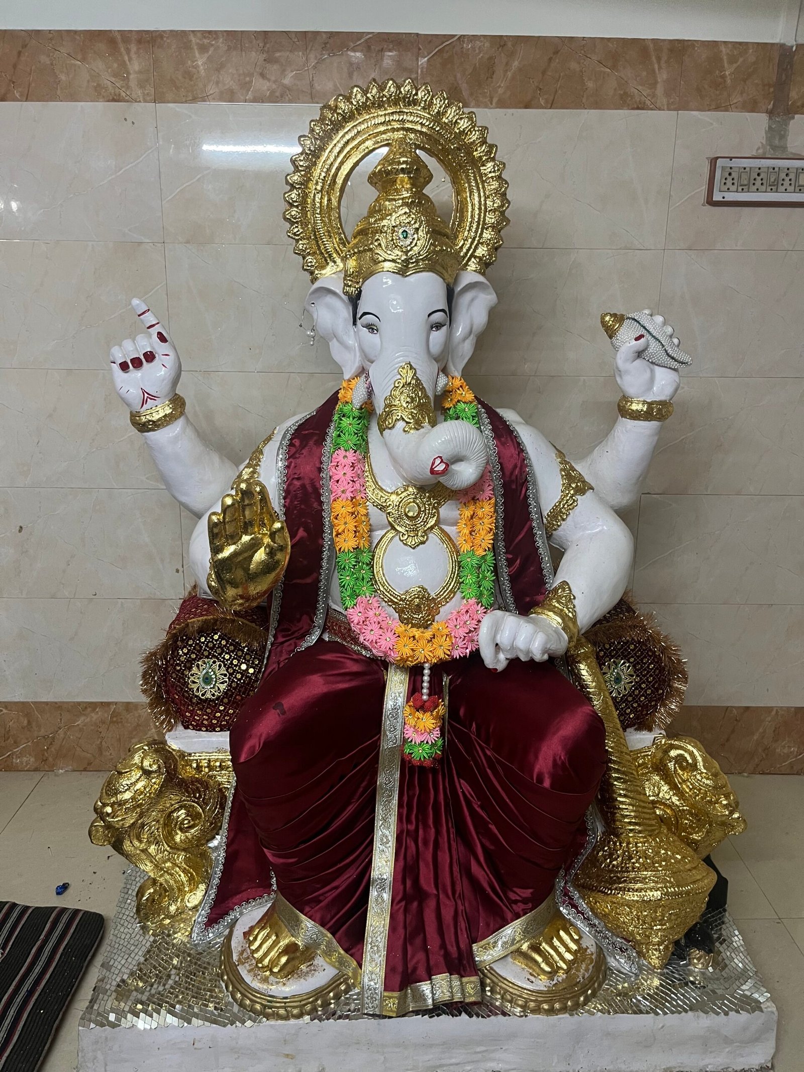 Ganesh ji murti par gold leaf mukut bhamandal aur charan - Sumera Warq