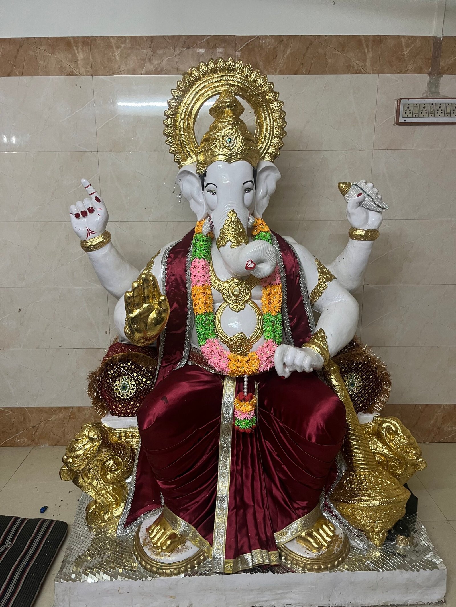 Ganesh murti ka gold leaf bhamandal mukut aur singhasan ke sher - Sumera Warq