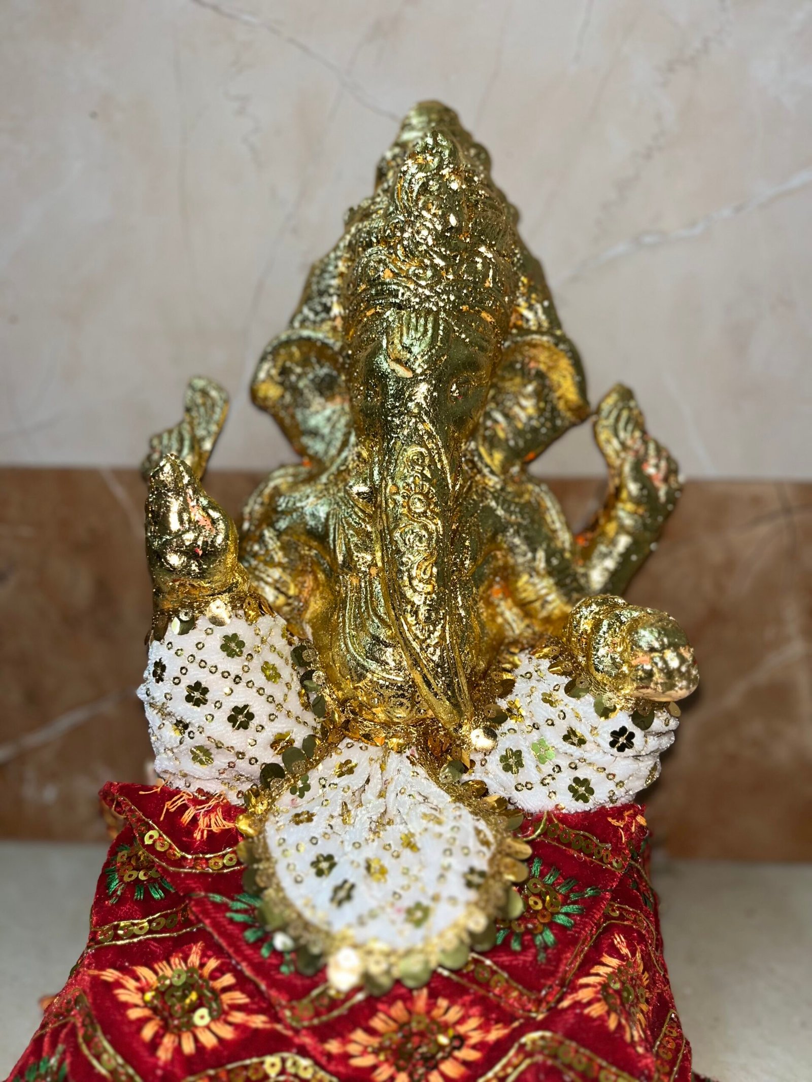 Gold leaf Ganesh murti close up detailing on sund aur aabhushan
