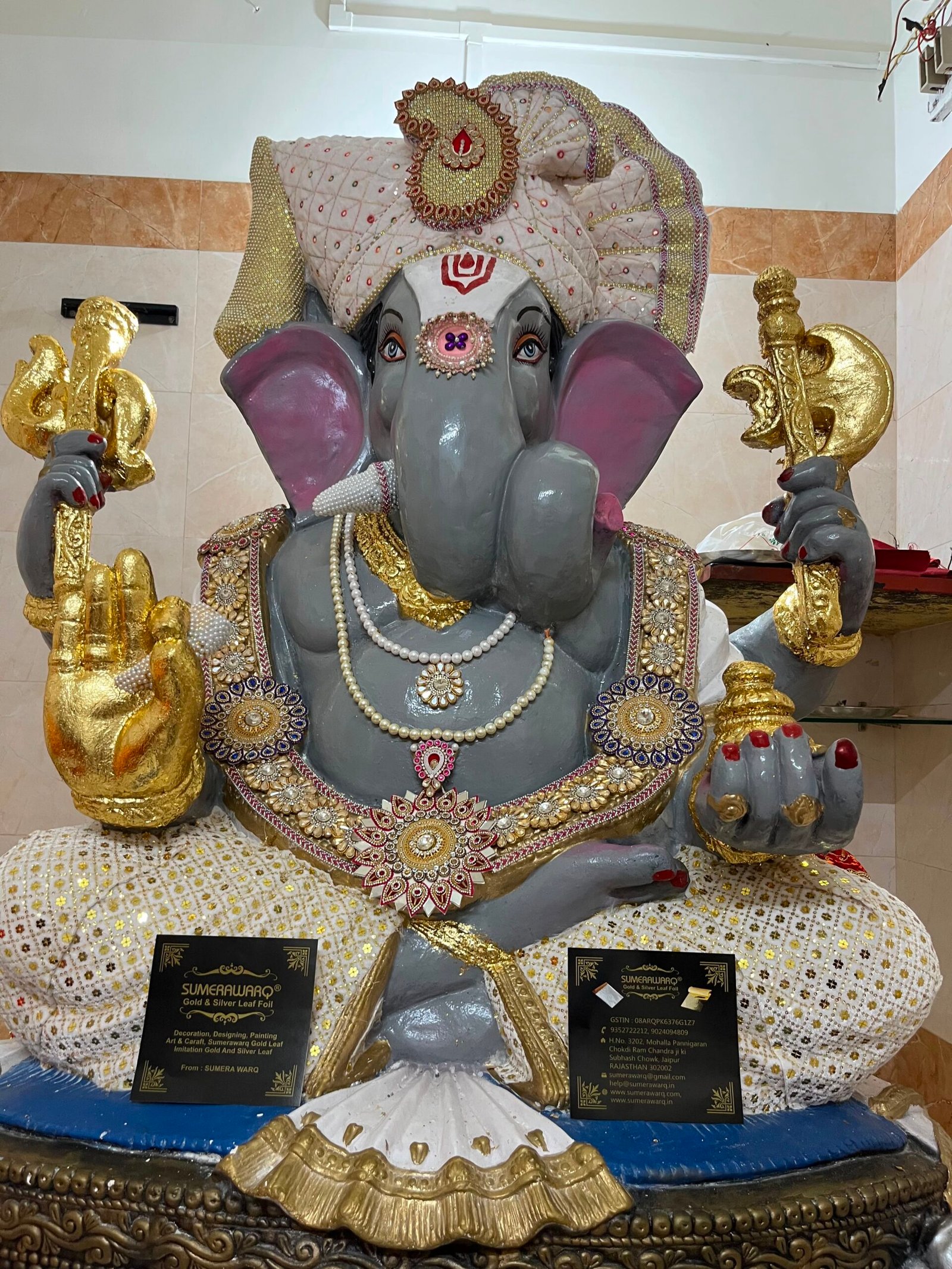 Bade Ganesh murti par gold leaf hatheli aayudh aur mukut