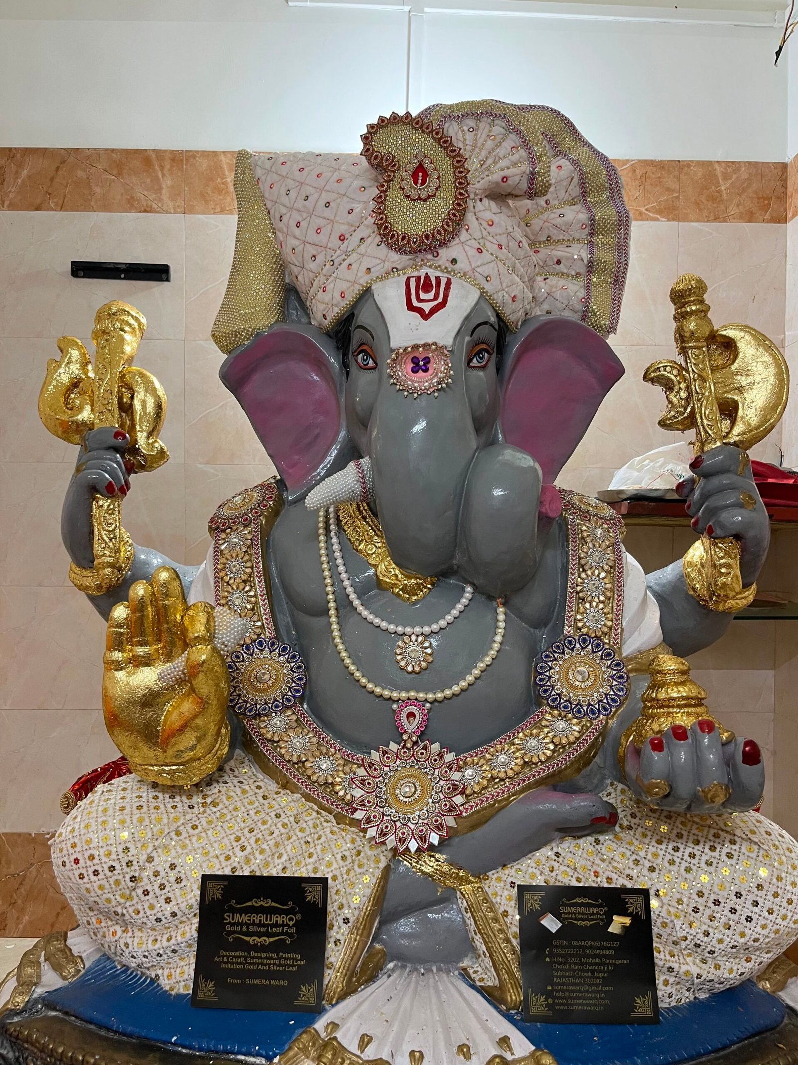 Ganesh murti ke abhaya mudra haath par gold leaf finish