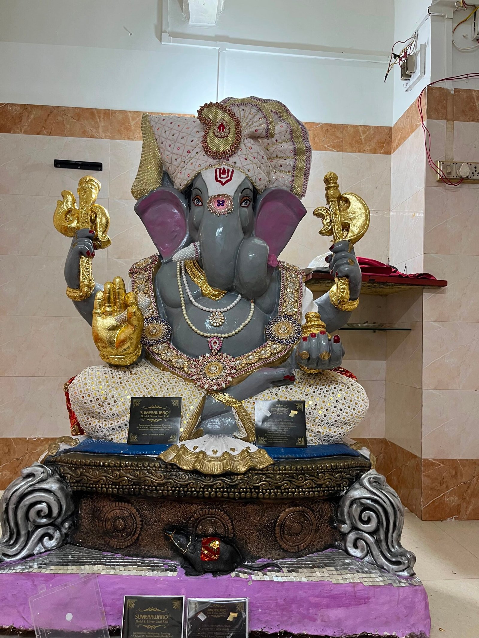 Ganesh murti gold leafing ke saath singhasan aur mushak - Sumera Warq