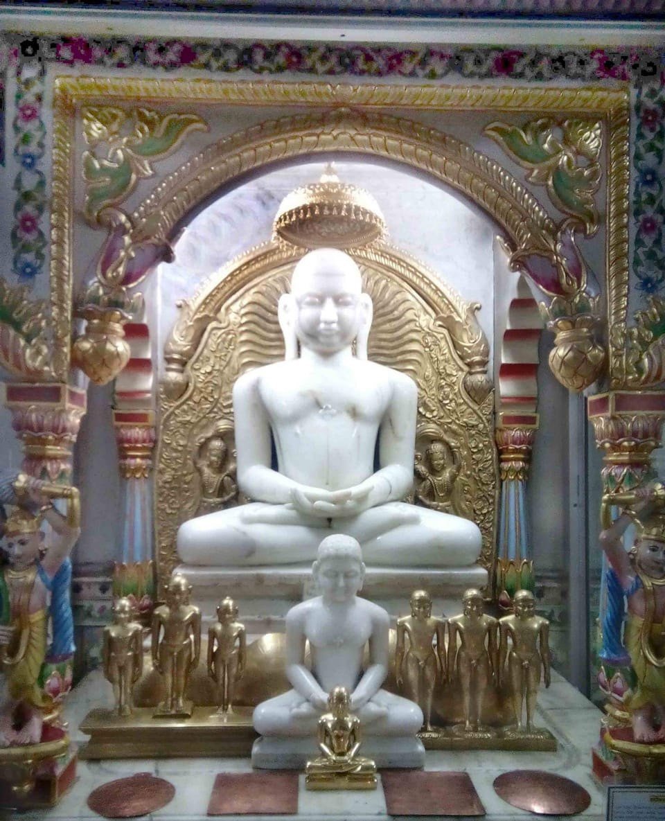 Gold leaf parikar on the mulvedi murti at Digamber Jain Sidh Kshetra Pawapuri Ji