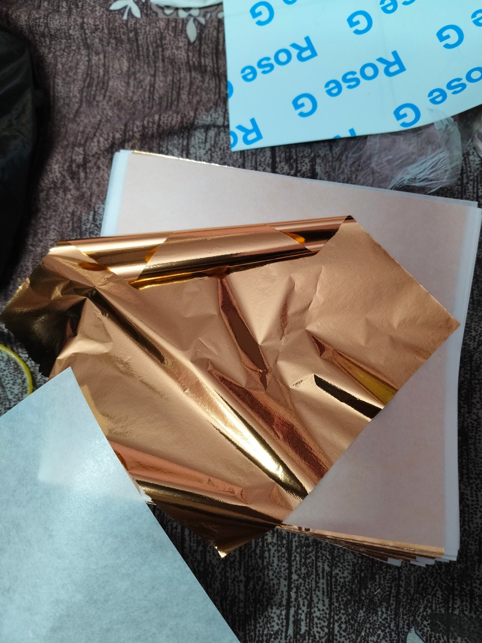 rose gold leaf foil sheet ka closeup - shine aur colour